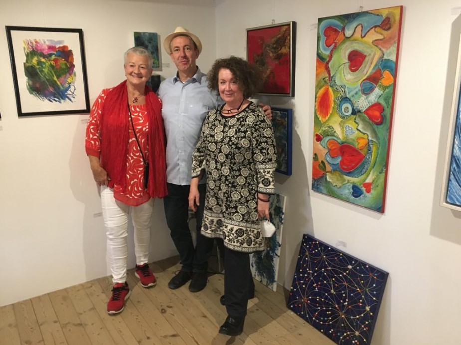 Winzer Harald Wörner mit den Künstlerinnen J. Gotthof (links) und Elke Damm-Hiereth (rechts)