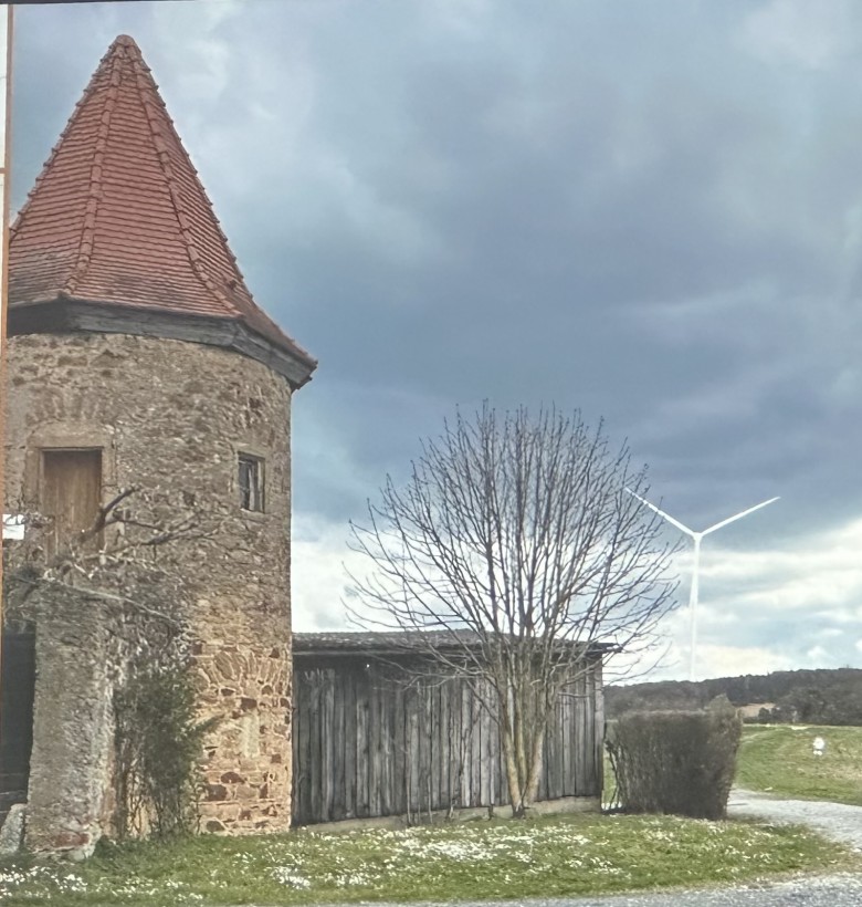 WKA am Schloss Neuses Richtung Neudorf 950 m - Originalfoto von UKA GmbH Straubing überarbeitet