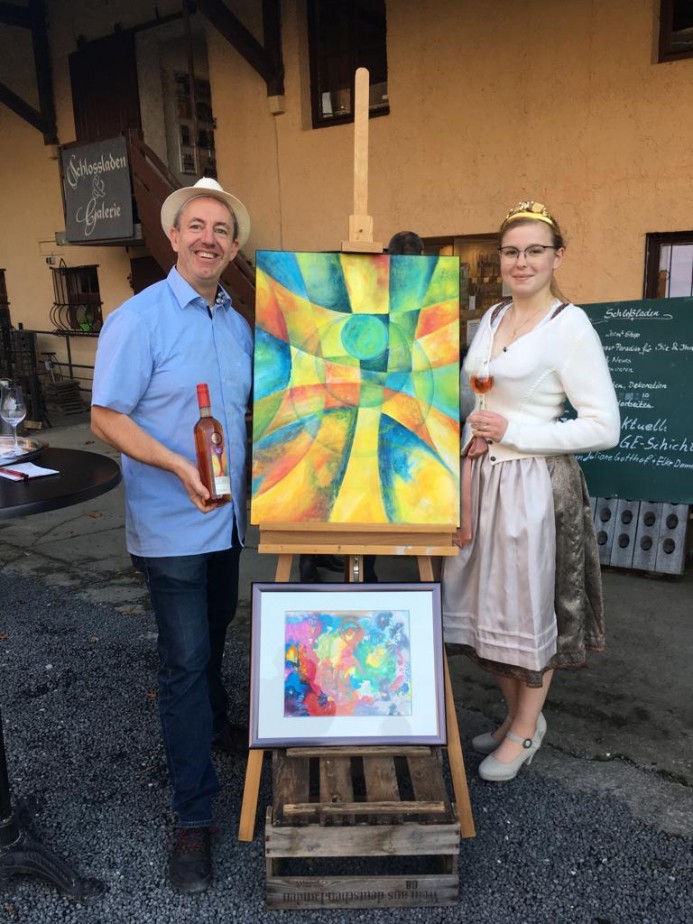 Harald Wörner mit Weinprinzessin Laetitia I und  dem Kunstwerk LICHT von Gotthof und Kunst von Damm-Hiereth