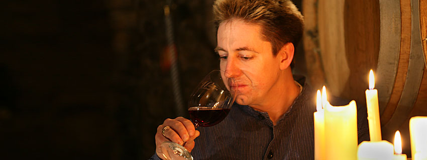 der Winzer bei der Weindegustation