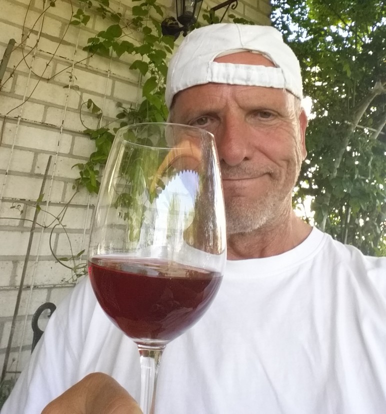 Kramkowsky bei der künstlerischen Arbeit Kunst und Wein