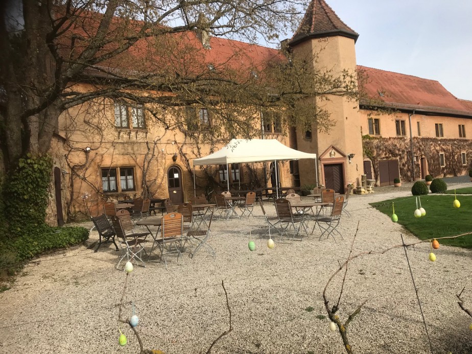 Ostern im Restaurant mit Garten