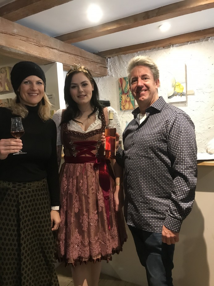 Weinprinzessin Yvonne mit Gästen in Franken